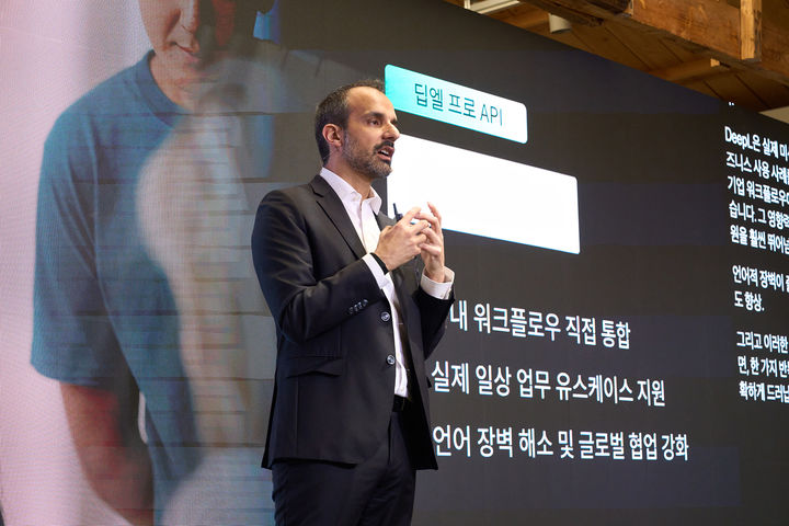 [서울=뉴시스] 인공지능(AI) 번역 기업 딥엘(DeepL)은 15일 서울 성동구 코사이어티에서 연례 행사인 딥엘 커넥트를 열고 실시간 음성 통역 서비스 '딥엘 보이스 투 보이스'를 공개했다. 사진은 곤살로 가이올라스 최고제품책임자(CPO). (사진=딥엘 제공) *재판매 및 DB 금지