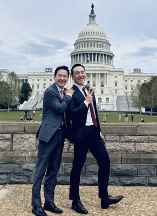 [서울=뉴시스] 장동혁 국민의힘 대표와 김민수 최고위원이 미국 워싱턴DC 국회의사당 앞에서 함께 사진을 찍고 있다. (사진=김종혁 전 국민의힘 최고위원 페이스북 갈무리) *재판매 및 DB 금지