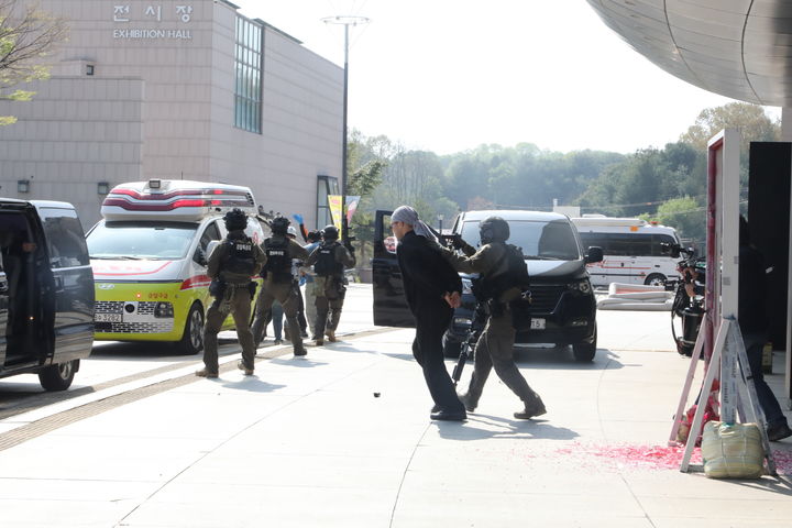[전주=뉴시스] 15일 전북 전주시 한국소리문화의전당 모악당에서 제27회 전주국제영화제를 앞두고 진행된 대테러 합동훈련에서 경찰특공대원이 범인을 끌고 밖으로 나가고 있다. (사진=전북경찰청 제공) 2026.04.15. photo@newsis.com *재판매 및 DB 금지