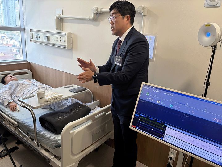 [서울=뉴시스] 지난 15일 경기도 화성시 동탄시티병원에서 씨어스 관계자가 자사의 환자 모니터링 솔루션 '씽크'에 대해 설명하고 있다. (사진=씨어스 제공) 2026.04.15. photo@newsis.com *재판매 및 DB 금지