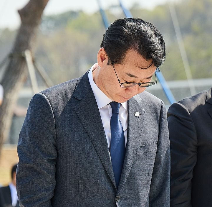 [화성=뉴시스] 정명근 더불어민주당 경기 화성시장 후보가 15일 제107주년 제암리·고주리 순국선열 추모제에 참석해 헌화·분향하고 순국선열의 넋을 기리고 있다. (사진=정명근 후보사무소 제공) 2026.04.15. photo@newsis.com *재판매 및 DB 금지