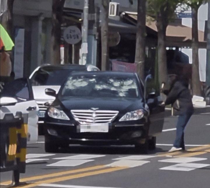 [울산=뉴시스] 울산에서 아내가 탄 차량을 가로막고 둔기를 휘두른 50대가 경찰에 붙잡혔다. (사진=사회관계망서비스 갈무리) 2026.04.16. photo@newsis.com *재판매 및 DB 금지