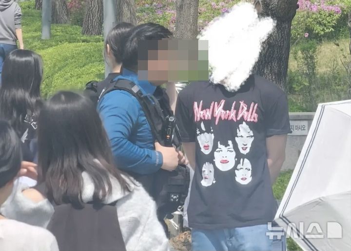 [서울=뉴시스] 15일 연세대 신촌캠퍼스에서 벌어진 팔레스타인 유인물 소동에 경찰이 출동한 모습.(사진=얄라연세 SNS 갈무리)2026.04.15.photo@newsis.com *재판매 및 DB 금지