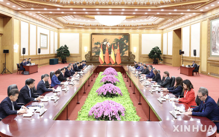 [베이징=신화/뉴시스] 리창 중국 국무원 총리가 14일 베이징 인민대회당에서 중국을 방문 중인 페드로 산체스 스페인 총리와 회담하고 있다. 2026.04.15