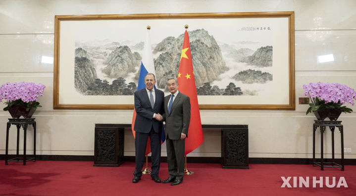 [베이징=신화/뉴시스] 왕이 중국공산당 중앙정치국 위원 겸 외교부장(오른쪽)과 세르게이 라브로프 러시아 외무장관이 14일 베이징에서 만나 악수하고 있다. 2026.04.15