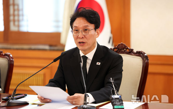[서울=뉴시스] 김선웅 기자 = 김민석 국무총리가 15일 서울 종로구 정부서울청사에서 열린 제5차 비상경제본부 회의에서 모두발언을 하고 있다. 2026.04.15. mangusta@newsis.com