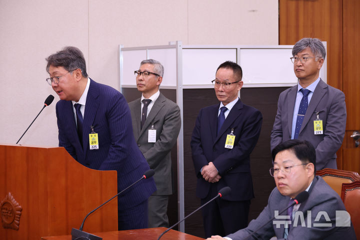 [서울=뉴시스] 김금보 기자 = 방용철 전 쌍방울 부회장이 지난 14일 서울 여의도 국회에서 열린 '윤석열 정권 정치검찰 조작기소 의혹사건 진상규명 국정조사' 쌍방울 대북송금 사건 청문회에서 질의에 답하고 있다. 2026.04.15. kgb@newsis.com