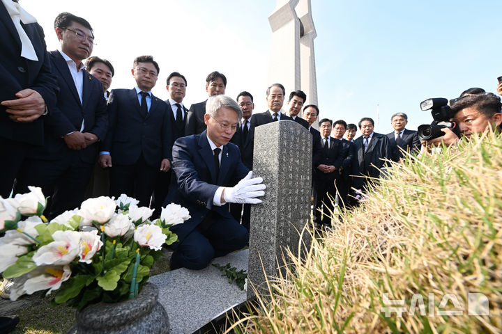 [광주=뉴시스] 이영주 기자 = 민형배 더불어민주당 전남광주통합특별시장 후보가 15일 오전 광주 북구 운정동 국립5·18민주묘지에서 '5·18 시민군 대변인' 고(故) 윤상원 열사의 묘역을 참배하고 있다. 2026.04.15. leeyj2578@newsis.com
