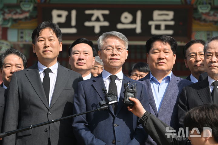 [광주=뉴시스] 이영주 기자 = 민형배 더불어민주당 전남광주통합특별시장 후보가 15일 오전 광주 북구 운정동 국립5·18민주묘지에서 참배를 마친 뒤 취재진에 참배 입장을 밝히고 있다. 2026.04.15. leeyj2578@newsis.com