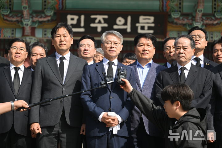 [광주=뉴시스] 이영주 기자 = 더불어민주당 민형배 전남광주통합특별시장 후보가 15일 오전 광주 북구 운정동 국립5·18민주묘지에서 참배를 마친 뒤 취재진에 참배 입장을 밝히고 있다. 2026.04.15. leeyj2578@newsis.com