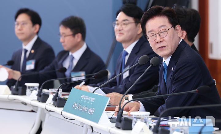 [서울=뉴시스] 고범준 기자 = 이재명 대통령이 15일 청와대에서 열린 규제합리화위원회 제1차 전체회의에서 발언하고 있다. (청와대통신사진기자단) 2026.04.15. bjko@newsis.com