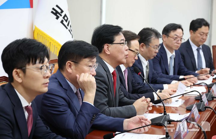 [서울=뉴시스] 조성봉 기자 = 송언석 국민의힘 원내대표가 15일 오전 서울 여의도 국회에서 열린 국민의힘·경제계 노동현안 간담회에서 발언을 하고 있다. 2026.04.15. suncho21@newsis.com