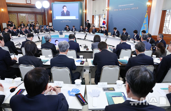 [서울=뉴시스] 고범준 기자 = 이재명 대통령이 15일 청와대에서 열린 규제합리화위원회 제1차 전체회의에서 발언하고 있다. (청와대통신사진기자단) 2026.04.15. bjko@newsis.com