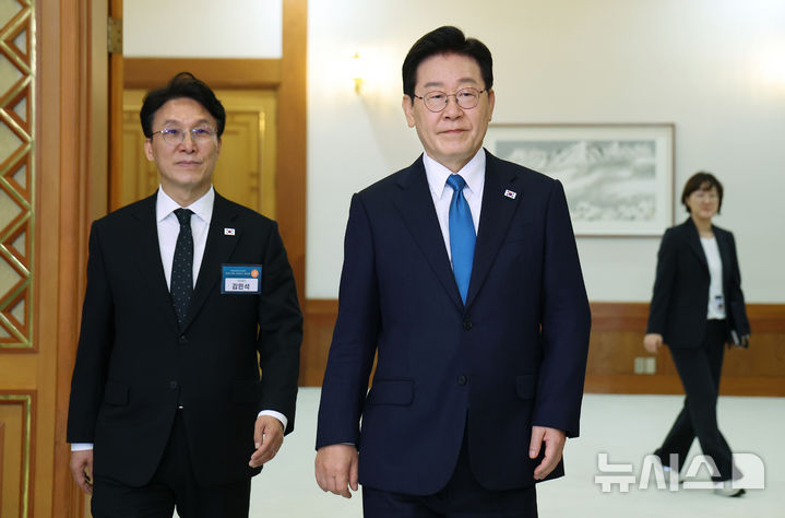 [서울=뉴시스] 고범준 기자 = 이재명 대통령이 15일 청와대에서 열린 규제합리화위원회 제1차 전체회의에 입장하고 있다. (청와대통신사진기자단) 2026.04.15. bjko@newsis.com