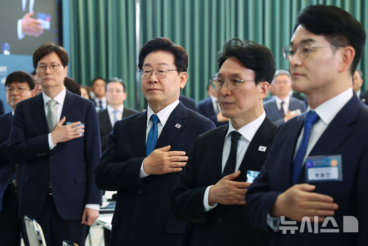 [서울=뉴시스] 고범준 기자 = 이재명 대통령이 15일 청와대에서 열린 규제합리화위원회 제1차 전체회의에서 참석자들과 국민의례를 하고 있다. (청와대통신사진기자단) 2026.04.15. bjko@newsis.com