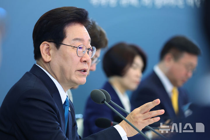 [서울=뉴시스] 고범준 기자 = 이재명 대통령이 15일 청와대에서 열린 규제합리화위원회 제1차 전체회의에서 발언하고 있다. (청와대통신사진기자단) 2026.04.15. bjko@newsis.com