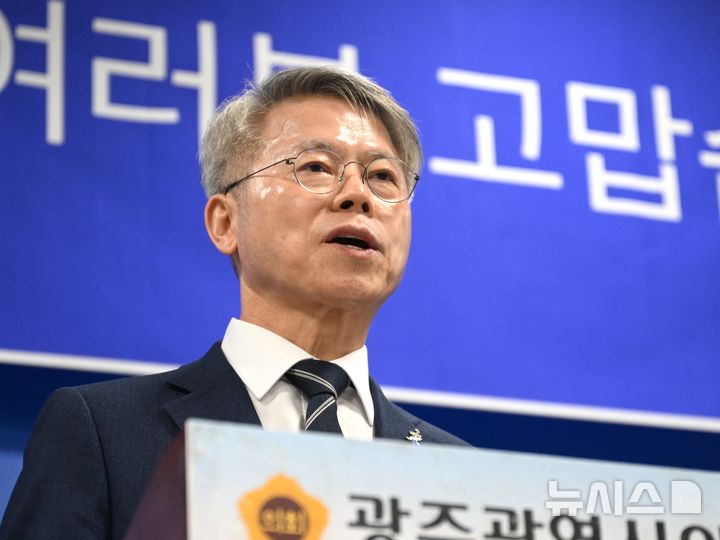 [광주=뉴시스] 이현행 기자 = 더불어민주당 전남광주통합특별시장 후보자로 선출된 민형배 의원이 15일 광주 서구 광주시의회 브리핑룸에서 기자회견을 열고 지방선거 승리를 다짐하고 있다. 2026.04.15. lhh@newsis.com