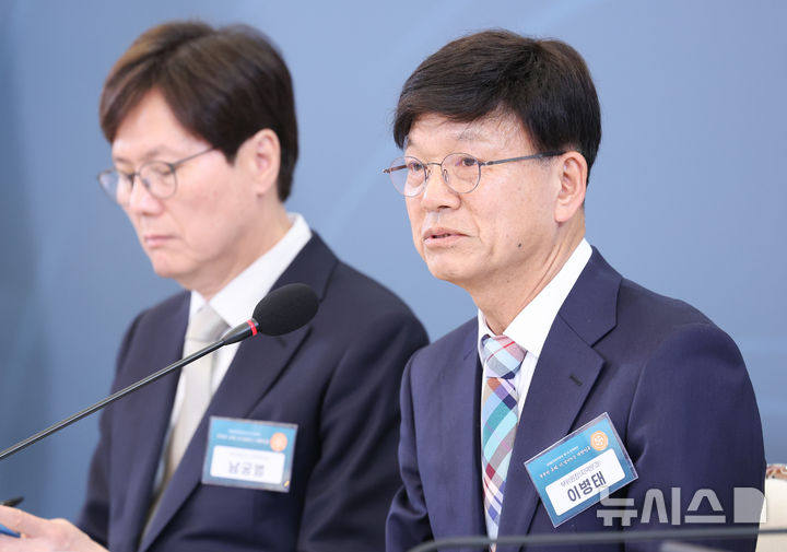 [서울=뉴시스] 고범준 기자 = 이병태 규제합리화위원회 부위원장이 15일 청와대에서 열린 규제합리화위원회 제1차 전체회의에서 발언하고 있다. (청와대통신사진기자단) 2026.04.15. bjko@newsis.com