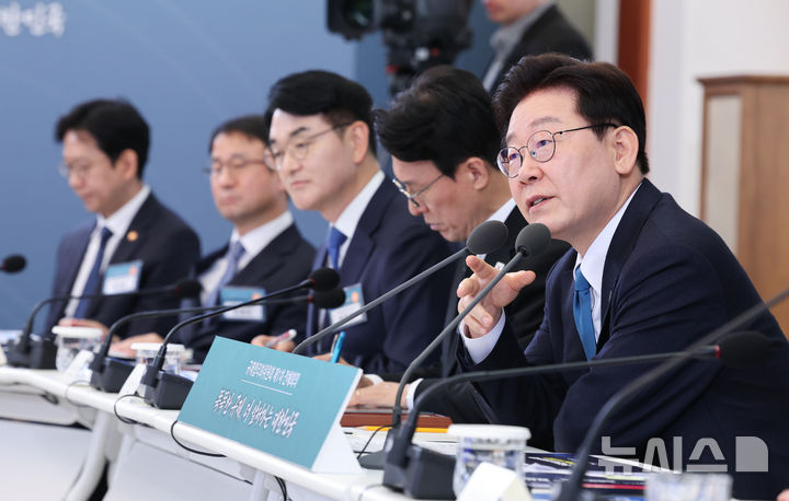 [서울=뉴시스] 고범준 기자 = 이재명 대통령이 15일 청와대에서 열린 규제합리화위원회 제1차 전체회의에서 발언하고 있다. (청와대통신사진기자단) 2026.04.15. bjko@newsis.com