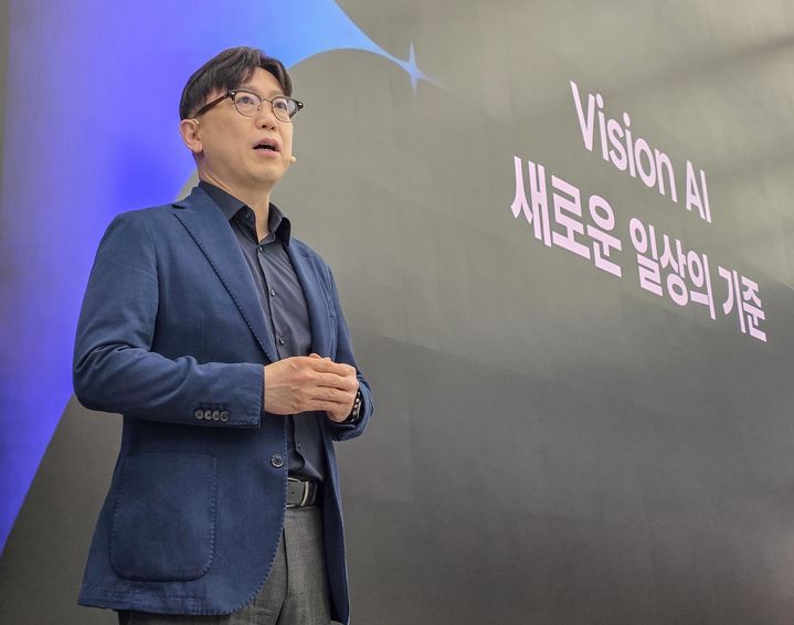 [서울=뉴시스] 삼성전자는 15일 신제품 출시 행사 '더 퍼스트룩 서울 2026(The First Look Seoul 2026)'를 열고 2026년 TV 라인업과 스피커 신제품을 소개했다. 삼성전자 영상디스플레이사업부 용석우 사장이 오프닝 스피치를 하고 있다. (사진=삼성전자 제공) 2026.04.15. photo@newsis.com *재판매 및 DB 금지