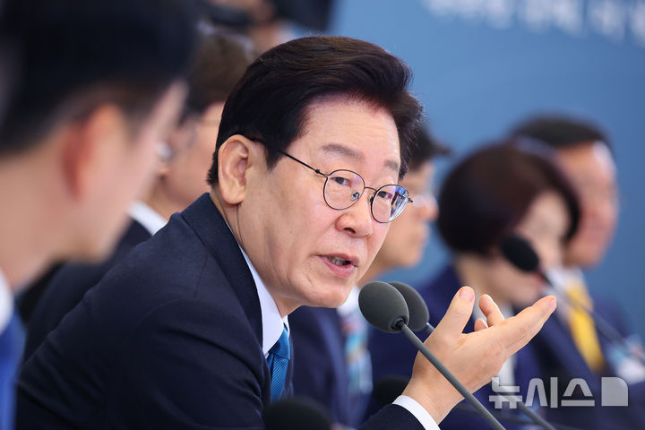 [서울=뉴시스] 고범준 기자 = 이재명 대통령이 15일 청와대에서 열린 규제합리화위원회 제1차 전체회의에서 발언하고 있다. (청와대통신사진기자단) 2026.04.15. bjko@newsis.com 