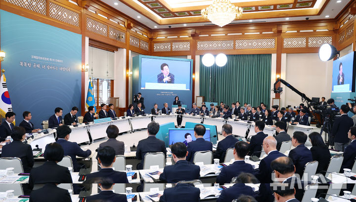 [서울=뉴시스] 고범준 기자 = 이재명 대통령이 15일 청와대에서 열린 규제합리화위원회 제1차 전체회의에서 발언하고 있다. (청와대통신사진기자단) 2026.04.15. bjko@newsis.com