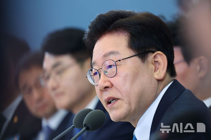 [서울=뉴시스] 고범준 기자 = 이재명 대통령이 15일 청와대에서 열린 규제합리화위원회 제1차 전체회의에서 발언하고 있다. (청와대통신사진기자단) 2026.04.15. bjko@newsis.com