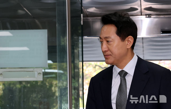 [서울=뉴시스] 박주성 기자 = 여론조사비 대납 의혹을 받고 있는 오세훈 서울시장이 15일 오전 서울 서초구 서울중앙지방법원에서 열린 공판에 출석하고 있다. 2026.04.15. park7691@newsis.com