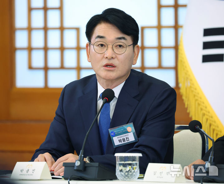 [서울=뉴시스] 고범준 기자 = 박용진 규제합리화위원회 부위원장이 15일 청와대에서 열린 규제합리화위원회 제1차 전체회의에서 발언하고 있다. (청와대통신사진기자단) 2026.04.15. bjko@newsis.com