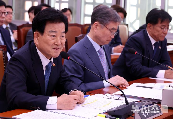 [서울=뉴시스] 조성봉 기자 = 정동영 통일부 장관이 지난 15일 오전 서울 여의도 국회에서 열린 외교통일위원회 전체회의에서 의원 질의에 답변하고 있다. 2026.04.15. suncho21@newsis.com