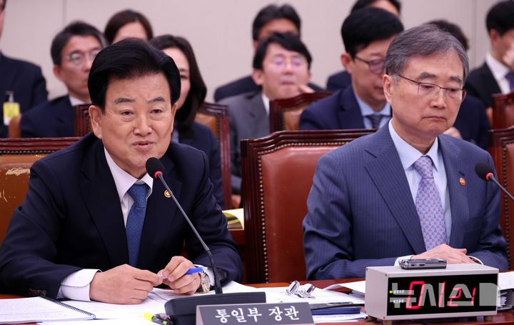 [서울=뉴시스] 조성봉 기자 = 정동영 통일부 장관이 15일 오전 서울 여의도 국회에서 열린 외교통일위원회 전체회의에서 의원 질의에 답변하고 있다. 2026.04.15. suncho21@newsis.com