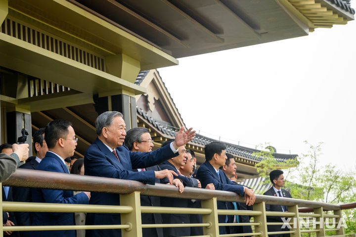 [베이징=신화/뉴시스] 또 럼 베트남 공산당 서기장이 14일 중국 허베이성 슝안신구의 중앙 녹지계곡을 방문해 현장을 둘러보고 있다. 2026.04.15