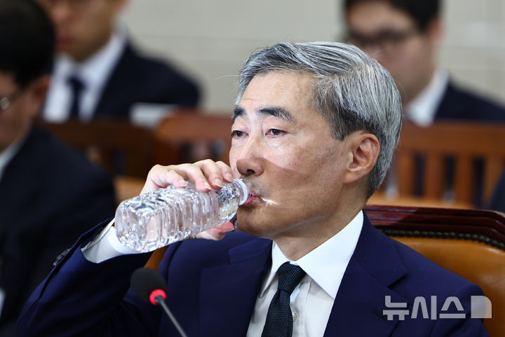 [서울=뉴시스] 김명년 기자 = 신현송 한국은행 총재 후보자가 15일 국회 재정경제기획위원회에서 열린 인사청문회에서 물을 마시고 있다. 2025.04.15. kmn@newsis.com