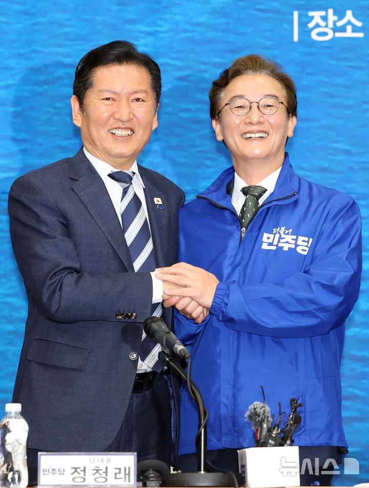  [부산=뉴시스] 하경민 기자 = 정청래 더불어민주당 대표가 15일 부산 동구 부산항 국제전시컨벤션센터에서 열린 부산 현장 최고위원회 회의에 참석, 전재수 부산시장 후보에게 파란 점퍼를 입혀주고 있다. 2026.04.15. yulnetphoto@newsis.com