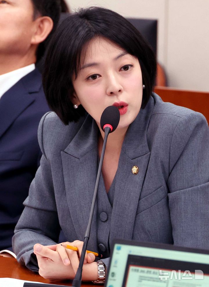 [서울=뉴시스] 조성봉 기자 = 배현진 국민의힘 의원이 15일 오전 서울 여의도 국회에서 열린 외교통일위원회 전체회의에서 질의를 하고 있다. 2026.04.15. suncho21@newsis.com