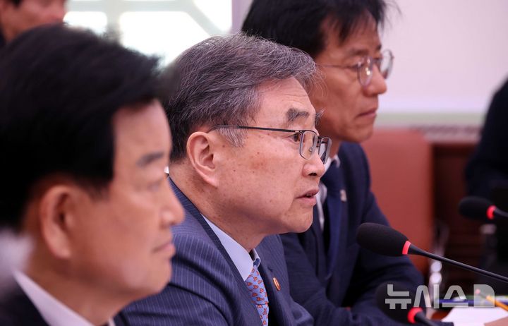 [서울=뉴시스] 조성봉 기자 = 조현 외교부 장관이 15일 오전 서울 여의도 국회에서 열린 외교통일위원회 전체회의에서 의원 질의에 답변하고 있다. 2026.04.15. suncho21@newsis.com