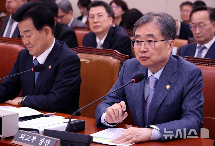 [서울=뉴시스] 조성봉 기자 = 조현 외교부 장관이 15일 오전 서울 여의도 국회에서 열린 외교통일위원회 전체회의에서 의원 질의에 답변하고 있다. 2026.04.15. suncho21@newsis.com