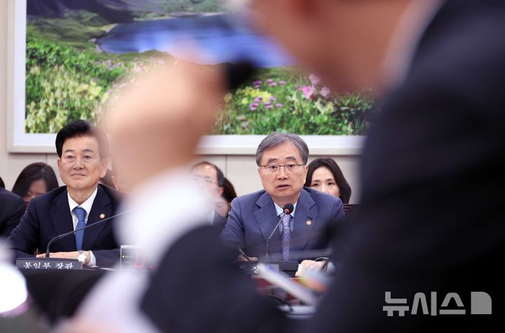 [서울=뉴시스] 조성봉 기자 = 조현 외교부 장관이 15일 오전 서울 여의도 국회에서 열린 외교통일위원회 전체회의에서 의원 질의에 답변하고 있다. 2026.04.15. suncho21@newsis.com