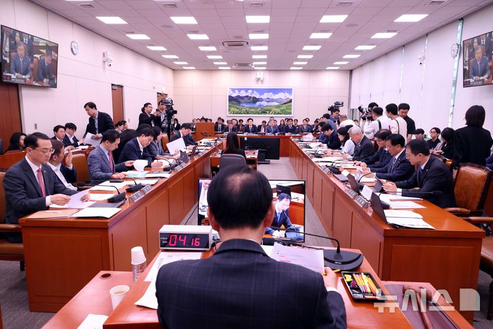 [서울=뉴시스] 조성봉 기자 = 김석기 국회 외교통일위원장이 15일 오전 서울 여의도 국회에서 열린 외교통일위원회 전체회의에서 회의를 주재하고 있다. 2026.04.15. suncho21@newsis.com