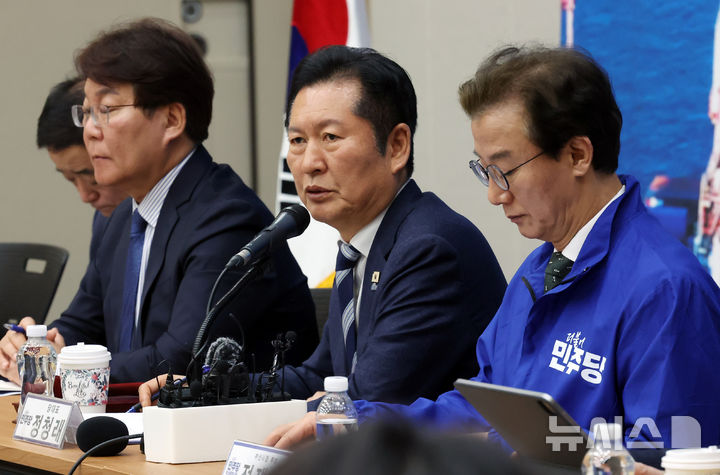  [부산=뉴시스] 하경민 기자 = 정청래 더불어민주당 대표가 15일 부산 동구 부산항 국제전시컨벤션센터에서 열린 부산 현장 최고위원회 회의에 참석, 모두발언을 하고 있다. 2026.04.15. yulnetphoto@newsis.com