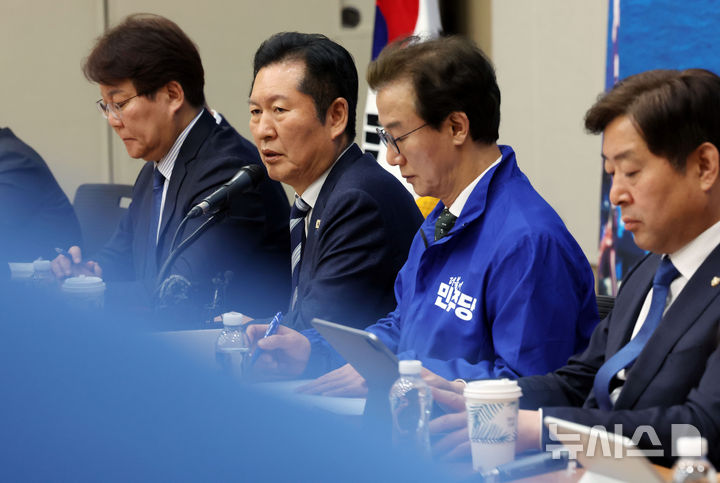  [부산=뉴시스] 하경민 기자 = 정청래 더불어민주당 대표가 15일 부산 동구 부산항 국제전시컨벤션센터에서 열린 부산 현장 최고위원회 회의에 참석, 모두발언을 하고 있다. 2026.04.15. yulnetphoto@newsis.com