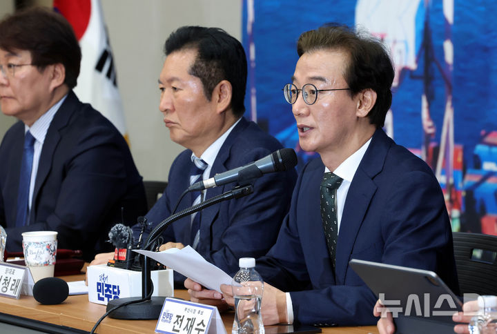  [부산=뉴시스] 하경민 기자 = 전재수 더불어민주당 부산시장 후보가 15일 부산 동구 부산항 국제전시컨벤션센터에서 열린 민주당 부산 현장 최고위원회 회의에 참석, 발언을 하고 있다. 2026.04.15. yulnetphoto@newsis.com