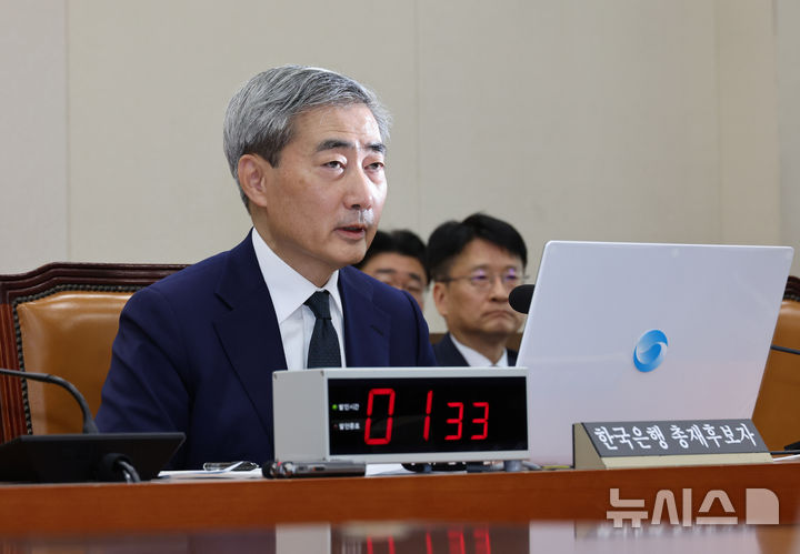 [서울=뉴시스] 김금보 기자 = 신현송 한국은행 총재 후보자가 15일 서울 여의도 국회 재정경제기획위원회에서 열린 인사청문회에서 의원질의에 답변을 하고 있다. 2026.04.15. kgb@newsis.com