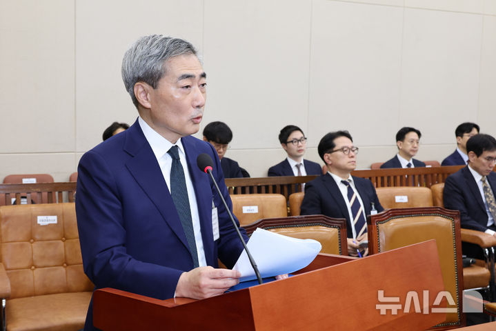 [서울=뉴시스] 김금보 기자 = 신현송 한국은행 총재 후보자가 15일 서울 여의도 국회 재정경제기획위원회에서 열린 인사청문회에서 모두발언을 하고 있다. 2026.04.15. kgb@newsis.com