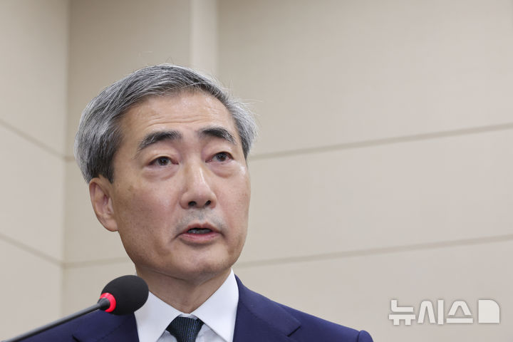 [서울=뉴시스] 김금보 기자 = 신현송 한국은행 총재 후보자가 15일 서울 여의도 국회 재정경제기획위원회에서 열린 인사청문회에서 모두발언을 하고 있다. 2026.04.15. kgb@newsis.com