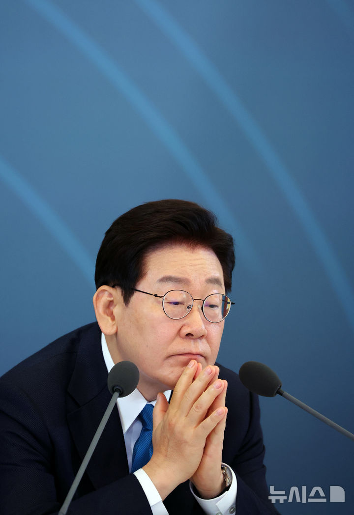 [서울=뉴시스] 고범준 기자 = 이재명 대통령이 15일 청와대에서 열린 규제합리화위원회 제1차 전체회의에서 참석자 발언을 듣고 있다. (청와대통신사진기자단) 2026.04.15. bjko@newsis.com