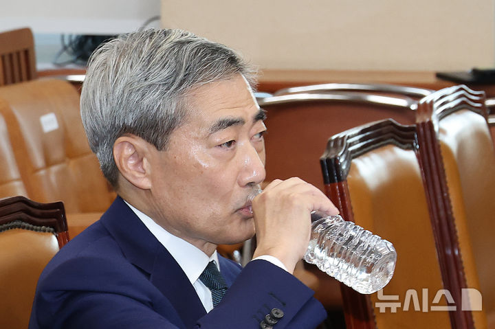 [서울=뉴시스] 김금보 기자 = 신현송 한국은행 총재 후보자가 15일 서울 여의도 국회 재정경제기획위원회에서 열린 인사청문회에서 물을 마시고 있다. 2026.04.15. kgb@newsis.com