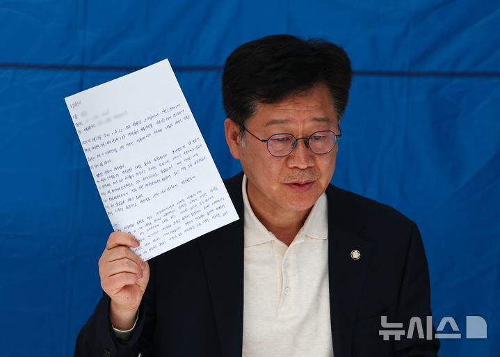 [서울=뉴시스] 김명년 기자 = 더불어민주당 전북지사 경선에서 탈락한 안호영 의원이 15일 서울 여의도 국회 본관 앞 단식농성장에서 이원택 의원의 '식사비 대납' 의혹에 대한 윤리감찰단의 재감찰 촉구 기자회견을 열고 당시 참석자 진술서를 들어보이고 있다. 2026.04.15. kmn@newsis.com