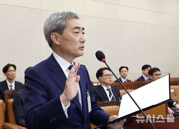 [서울=뉴시스] 김금보 기자 = 신현송 한국은행 총재 후보자가 15일 서울 여의도 국회 재정경제기획위원회에서 열린 인사청문회에서 물을 마고 있다. 2026.04.15. kgb@newsis.com