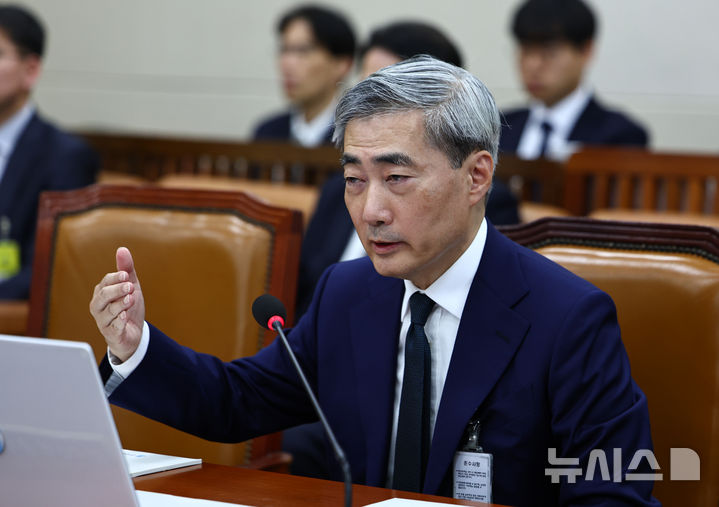 [서울=뉴시스] 김명년 기자 = 신현송 한국은행 총재 후보자가 15일 국회 재정경제기획위원회에서 열린 인사청문회에서 의원 질의에 답변하고 있다. 2025.04.15. kmn@newsis.com